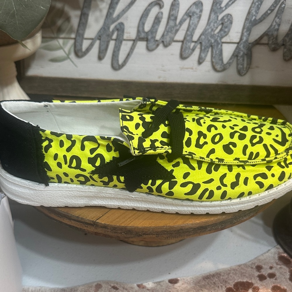 NWT Gypsy jazz neon yellow starstruck loafer